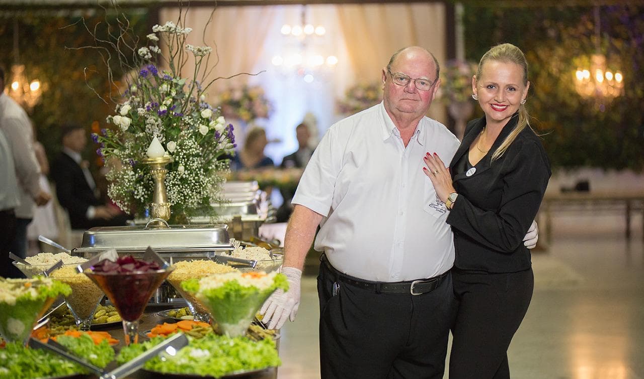 Chef Cocada e equipe junto ao buffet em evento